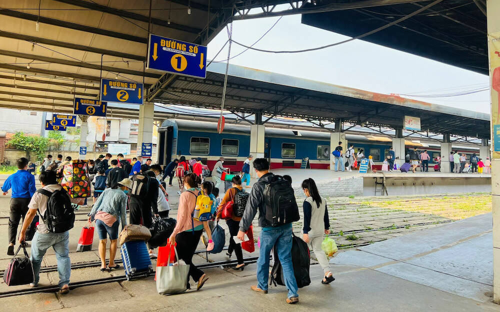 Tàu ngang qua thành phố